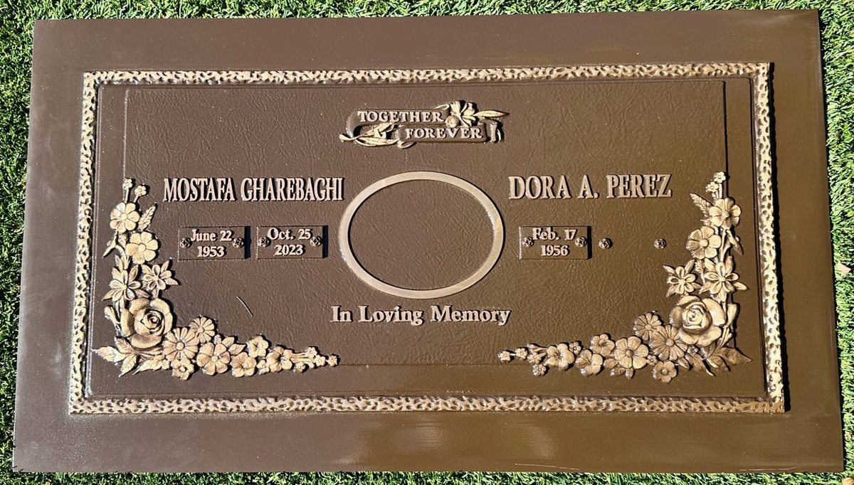 Placa doble de bronce con un borde de flores, de GVG Memorials