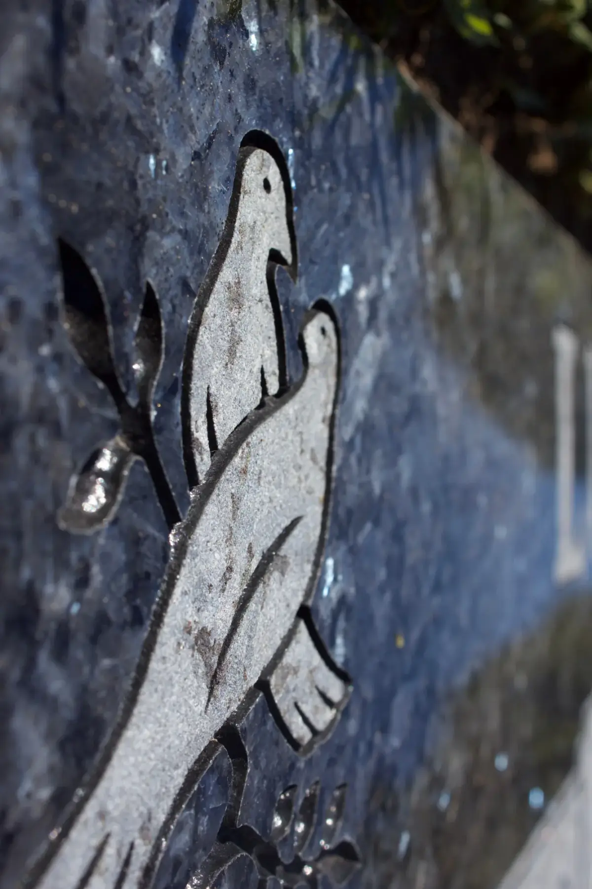 Palomas talladas en granito Blue Pearl, de GVG Memorials