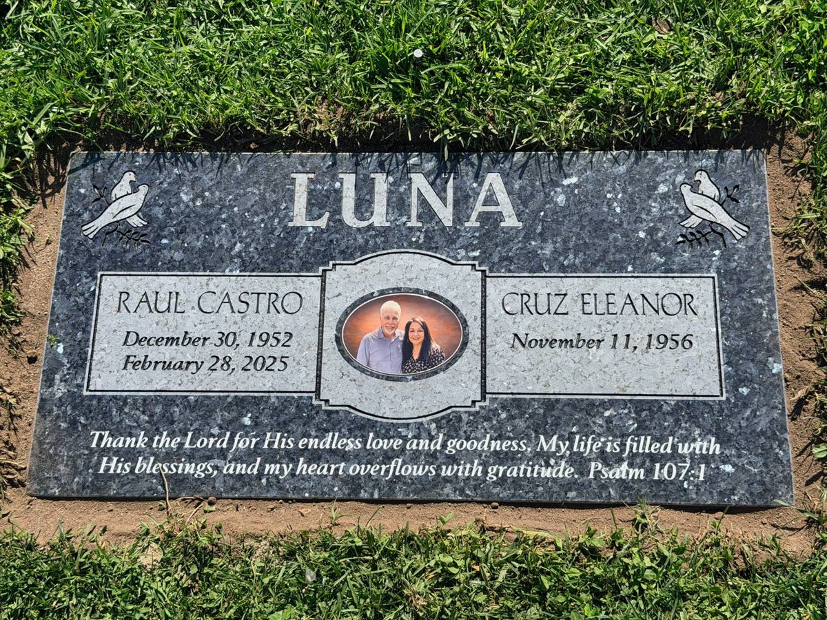 Lápida doble de granito azul con un retrato a color, de GVG Memorials