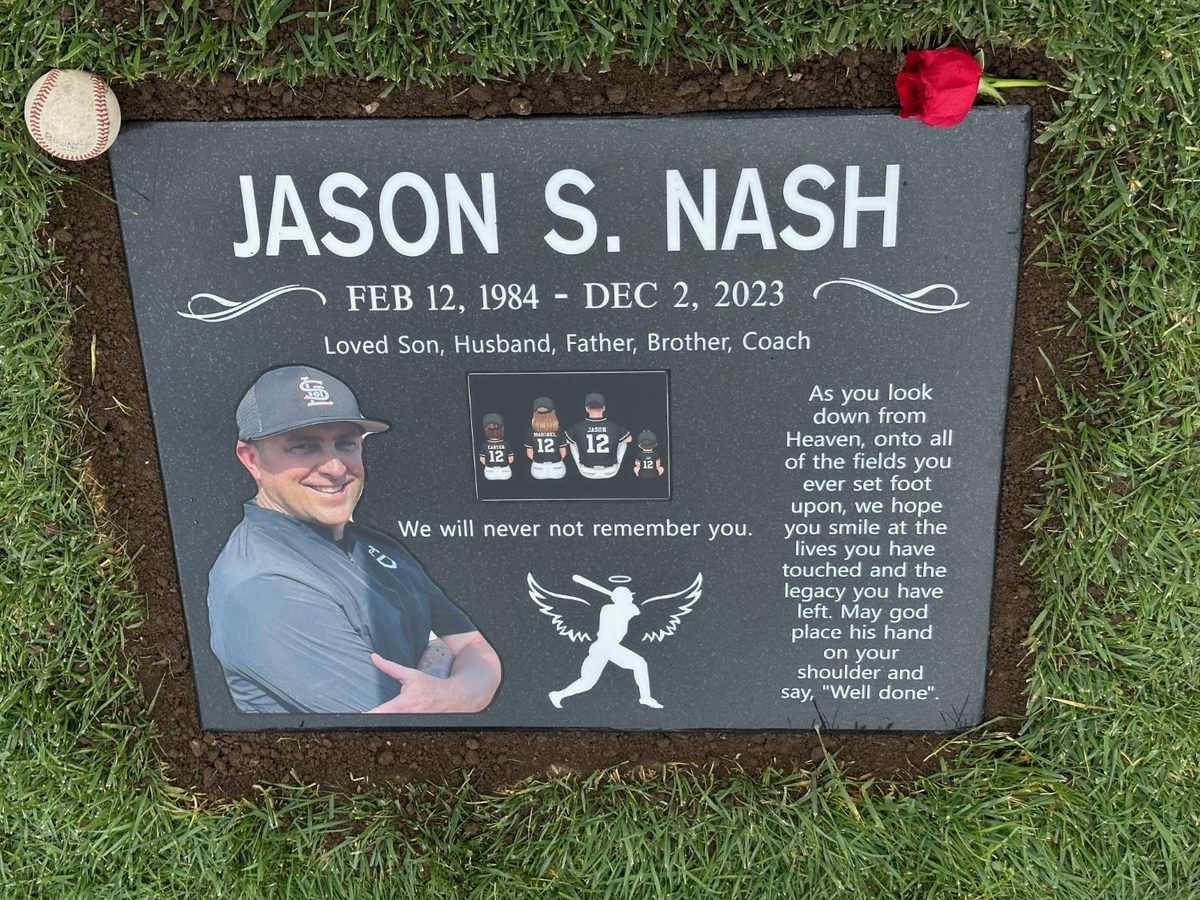 Foto a color con forma a la medida y un diseño de béisbol, de GVG Memorials