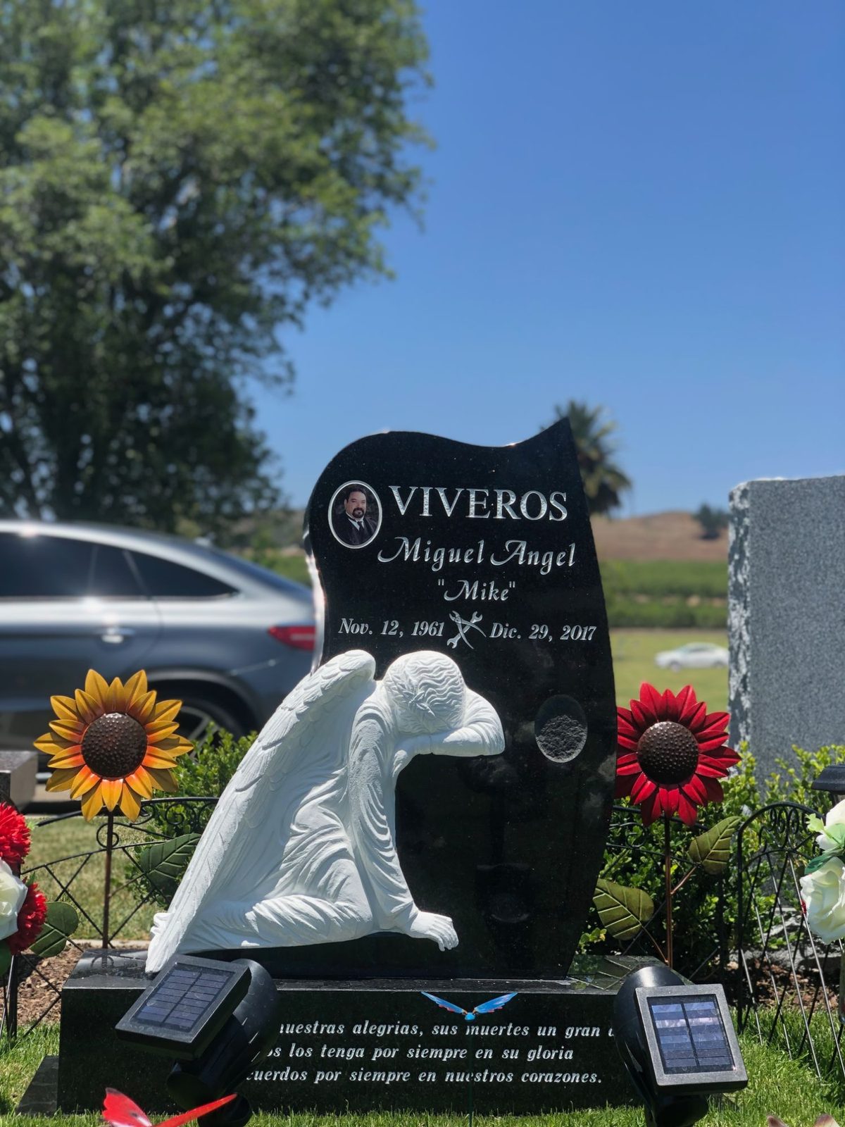 Lápida vertical a la medida con la escultura de un ángel, de GVG Memorials